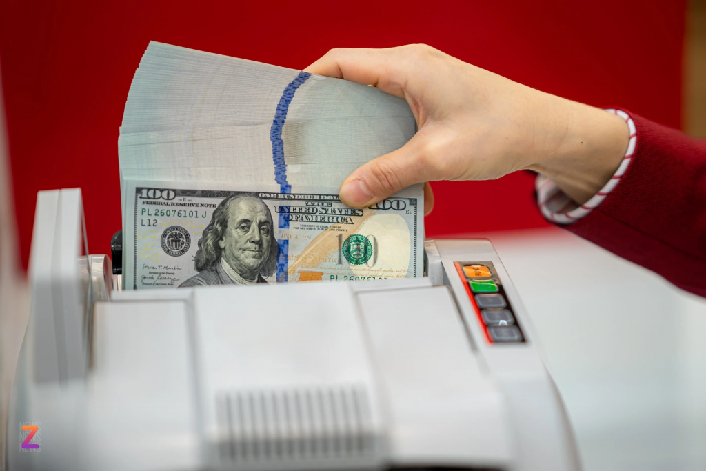 Tỷ giá USD/VND tăng kịch trần tại các ngân hàng thương mại. Ảnh: Nam Khánh/Znews. Tỷ giá USD/VND tăng kịch trần tại các ngân hàng thương mại. Ảnh: Nam Khánh/Znews.