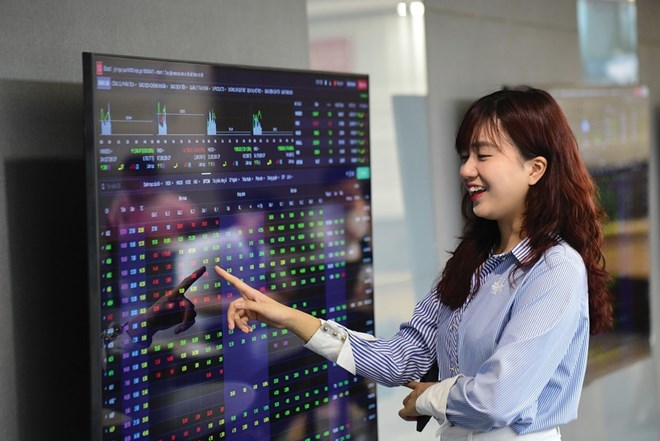 Bộ Tài chính đề xuất thu thuế thu nhập cá nhân ngay khi chia cổ tức bằng cổ phiếu. Ảnh: Lê Toàn/Lao động.
