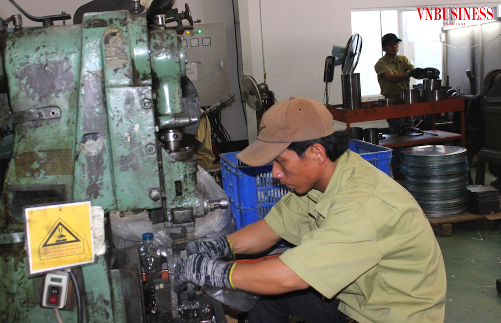 Cạn tiền và khó tiếp cận vốn vay khiến cho nhiều doanh nghiệp sản xuất nhỏ và vừa chỉ loay hoay với máy móc cũ, nên sức cạnh tranh yếu. Ảnh: VnBusiness.